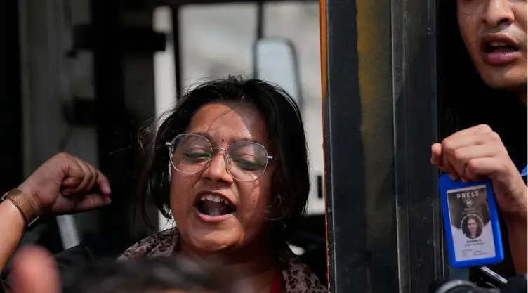 Periodistas indios detenidos en una protesta juvenil en Nueva Delhi.