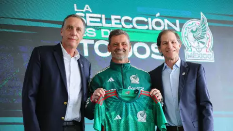 Ares de Parga y Jaime Ordiales en la presentación de Diego Cocca con Selección Mexicana