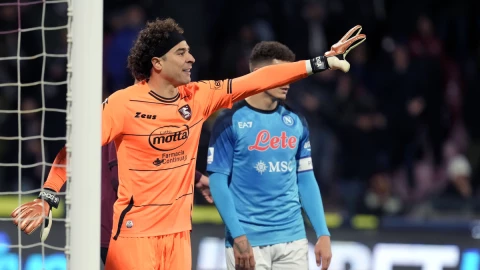 Guillermo Ochoa ante el Napoli