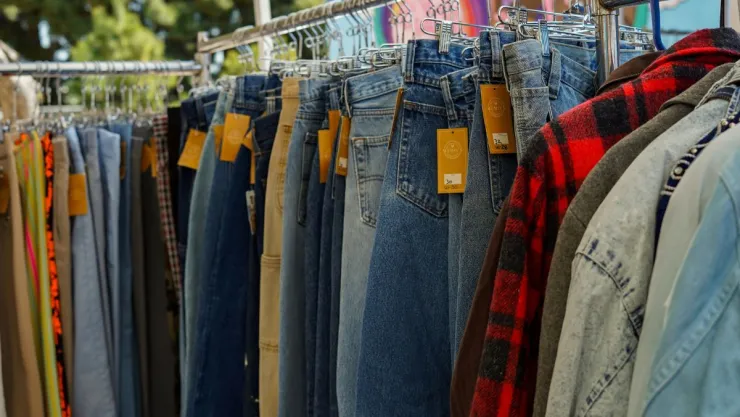 Famoso advierte sobre comprar ropa de paca; asegura que contrajo infección en la piel