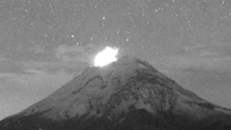 volcán Popocatépetl amanece nevado y emite hoy 26 de abril de 2025