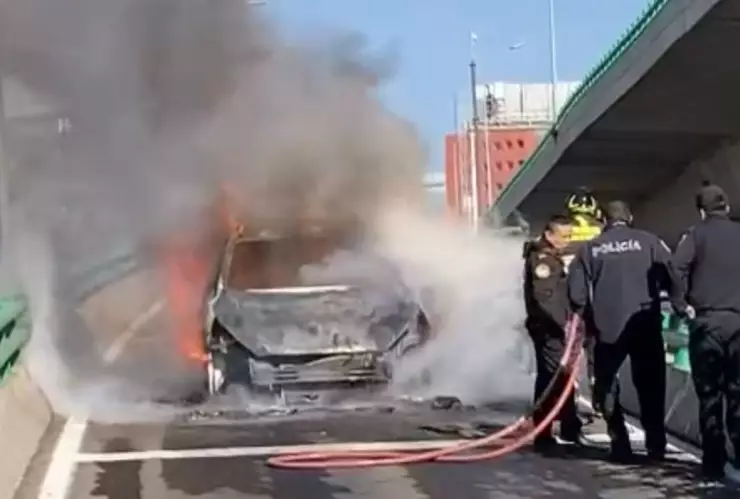hay-que-aventarle-agua-estos-son-pasos-a-seguir-si-se-incendia-mi-automóvil