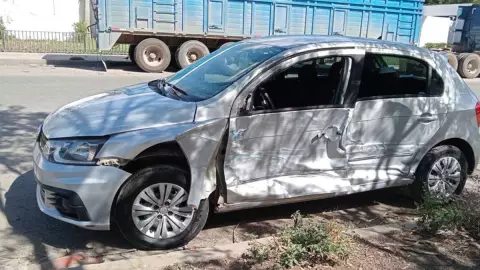 ¡Precaución! Se registra fuerte accidente de auto contra Ietram cerca del puente a Umán