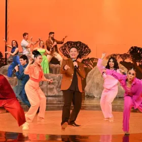 El Décimo Concierto de La Academia 2024 fue verdaderamente mágico, ya que se rindió homenaje a los inolvidables clásicos de Disney. Los académicos, llenos de energía y entusiasmo, prepararon un espectáculo que transportó a todos a mundos de fantasía y aventura. Desde el primer acorde, quedó claro que se estaba a punto de vivir una experiencia única, donde la música y la nostalgia se entrelazaron en cada nota.