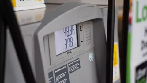 ¿Qué pasa si mezclas gasolina magna y gasolina premium en tu auto?