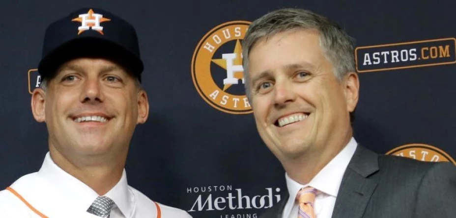 Astros Jeff Luhnow y A.J. Hinch AP