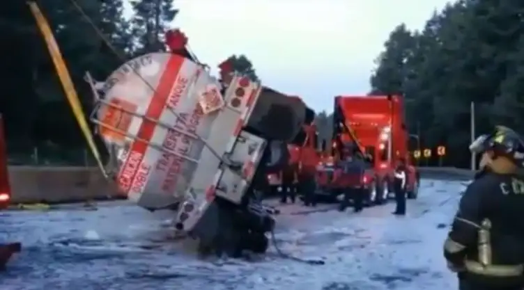 vuelca pipa combustible mexico toluca.jpg