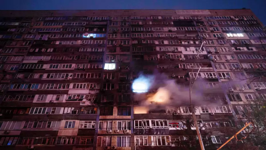 Un edificio recibe el impacto de un miisl ruso, en Kiev, Ucrania.