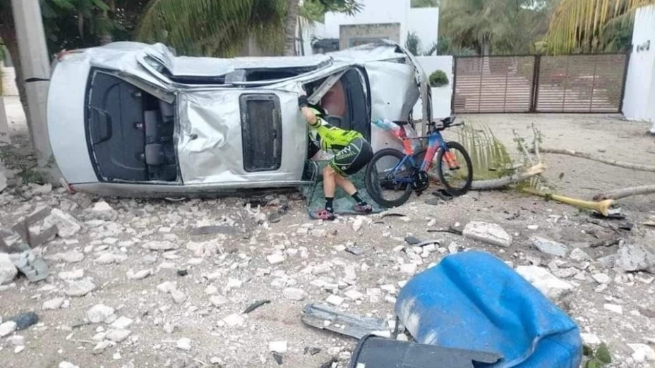 FOTO Maestra chocó y volcó cuando iba a dar clases en Progreso