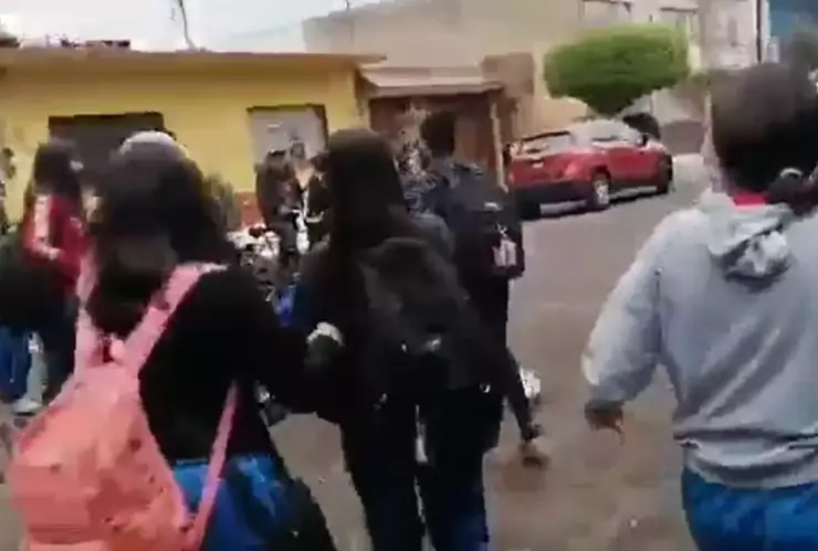VIDEO Exhiben nueva pelea entre alumnas de secundaria