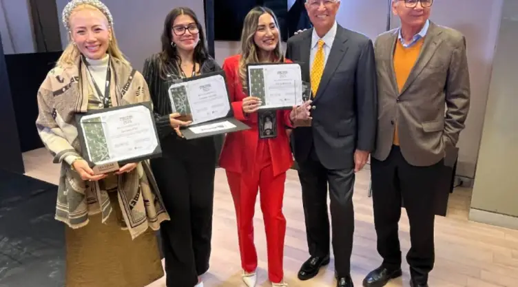 Ricardo B. Salinas Pliego entrega premio finalistas
