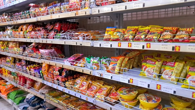 Góndolas de comida en el supermercado
