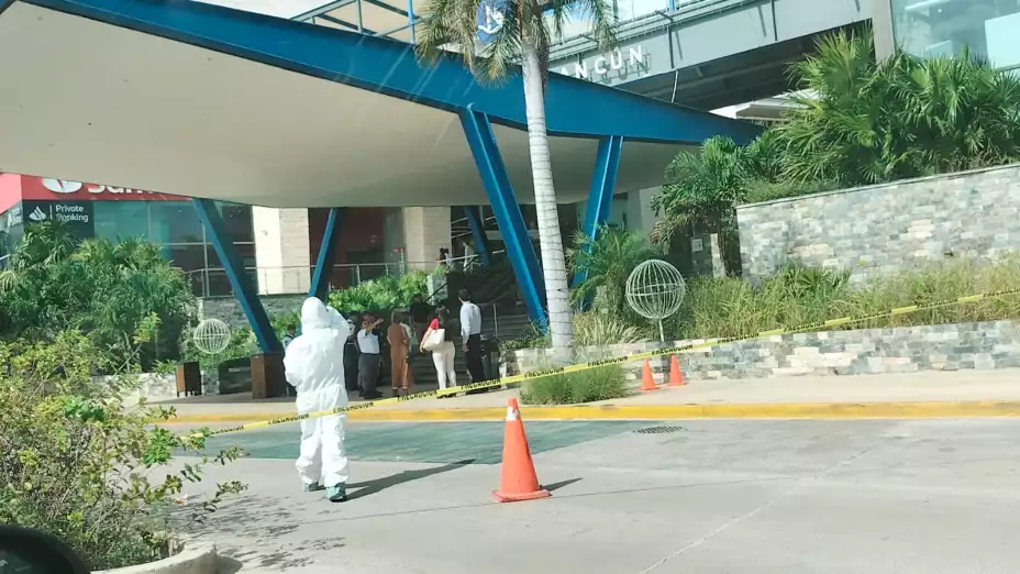 Movilización policíaca por detonaciones de arma en centro comercial de Cancún; hay un muerto