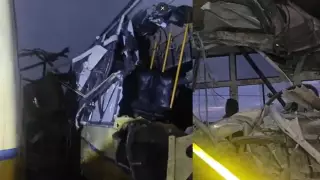 Fuerte CHOQUE deja dos automóviles DESTRUIDOS; se reportan 11 muertos