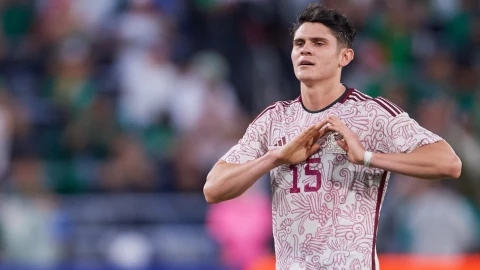 Israel Reyes celebra un gol con la Selecci&oacute;n Mexicana