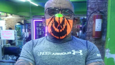 luchador Halloween lesionado de la columna