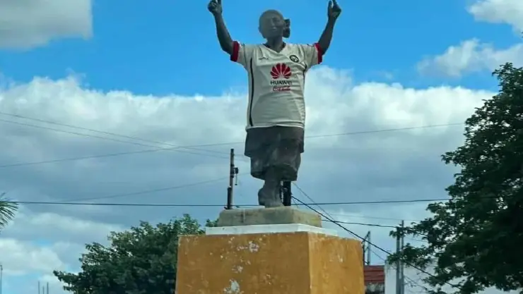 FOTO Aficionado pone camisa del Club América a una estatua en Mérida y se viraliza