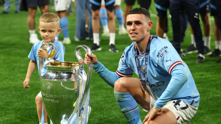 Ronnie y Phil Foden con el trofeo de la Champions League