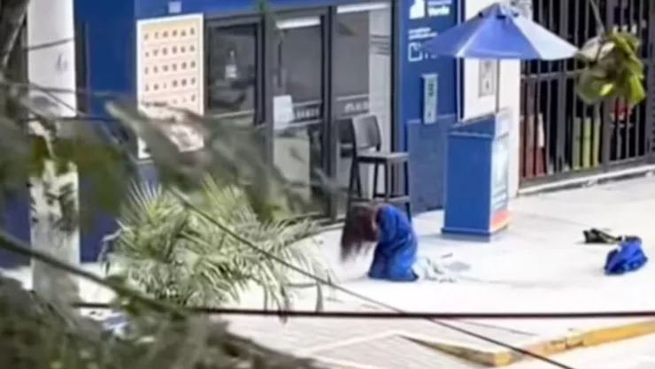 Momento exacto en el que joven fue atacada brutalmente por un enjambre de abejas en Perú (VIDEO)