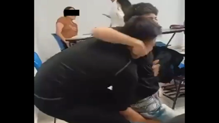 Se viraliza brutal pelea entre estudiantes de prepa de la UAEH