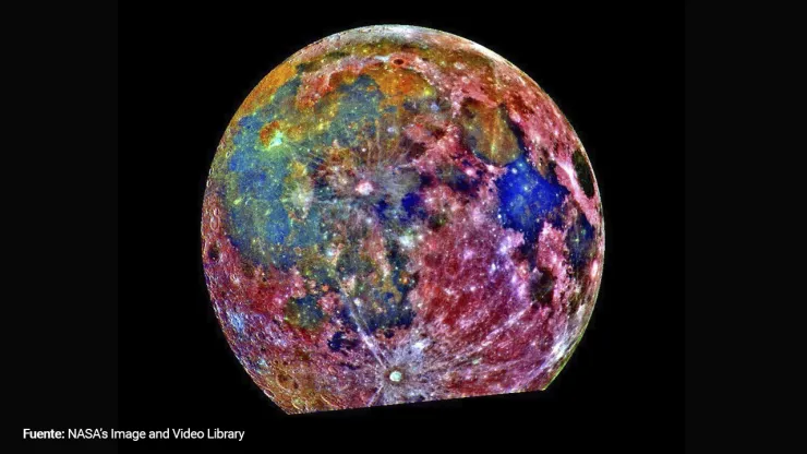 La Luna en colores, recalcando sus relieves