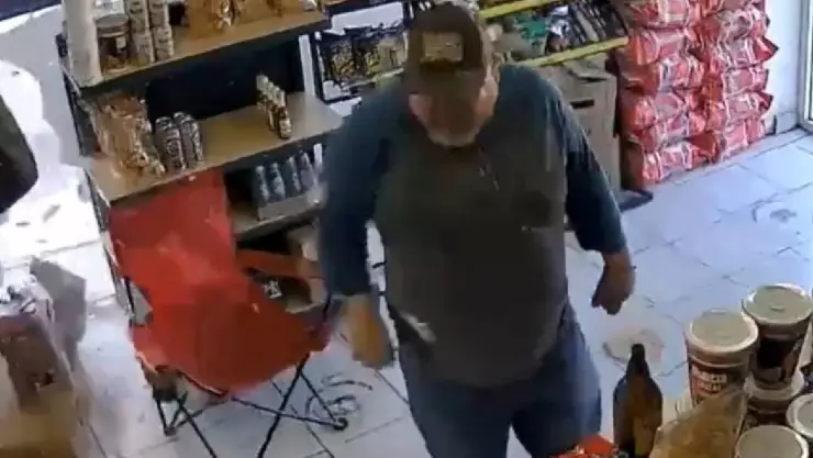 VIDEO: Impactante momento en que llanta se desprende de auto y casi mata a una persona en una tienda
