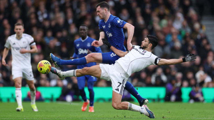 Raúl Jiménez contra el Everton
