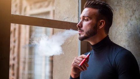 Un hombre fumando un vaporizador