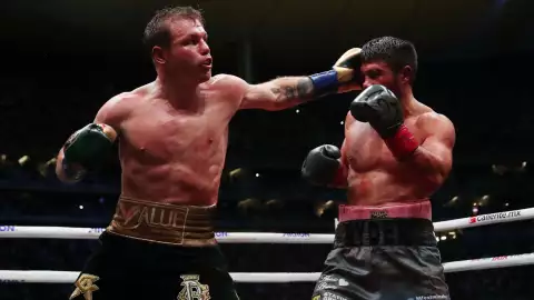 Saúl ‘Canelo’ Álvarez en acción durante su pelea contra John Ryder en el Estadio Akron en Jalisco.
