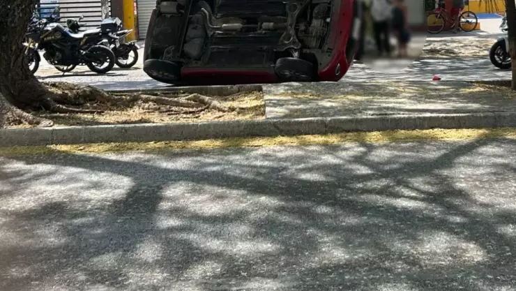 ¿Qué pasó HOY en la avenida Itzáes de Mérida? Reportan auto con toldo DESTROZADO