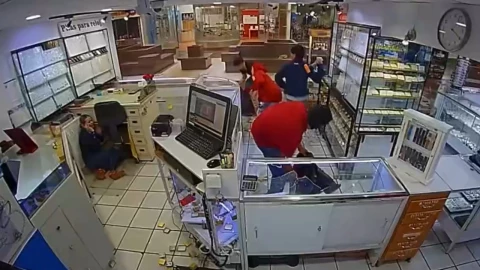 Las empleadas se refugiaron mientras los delincuentes robaban la joyería.