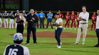 Lanza Mara Lezama la primera bola en la Gran Final del torneo Rising Stars 2025 en Quintana Roo