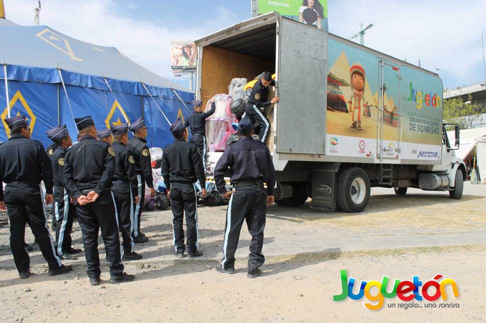 Navistar descargando juguetes