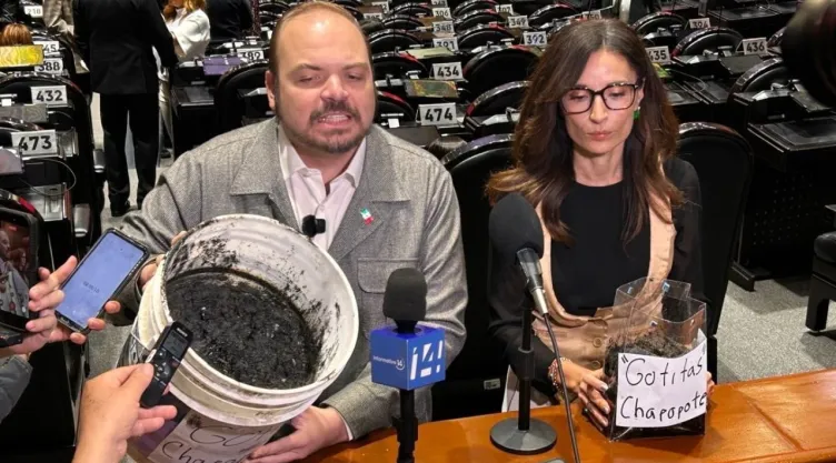 ¡Chapopote llega a San Lázaro! Diputados exhiben derrame en el Golfo