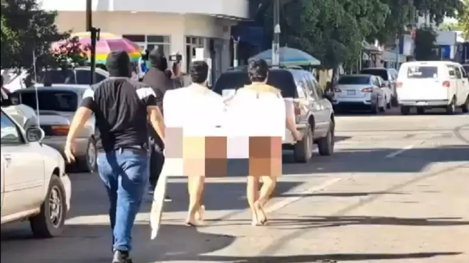 VIDEO: Desnudan a 2 estudiantes y los humillan por vender vapes en Sinaloa
