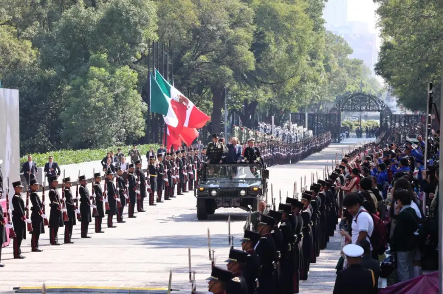 AMLO devela placa por los 200 años del Heroico Colegio Militar