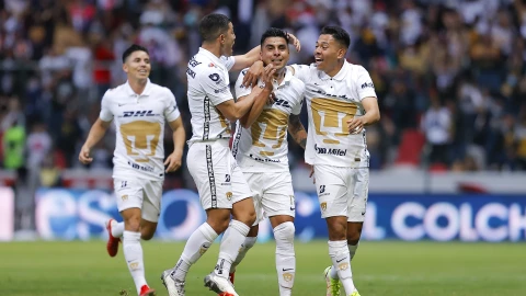 Leonel L&oacute;pez festeja un gol de media cancha ante Toluca