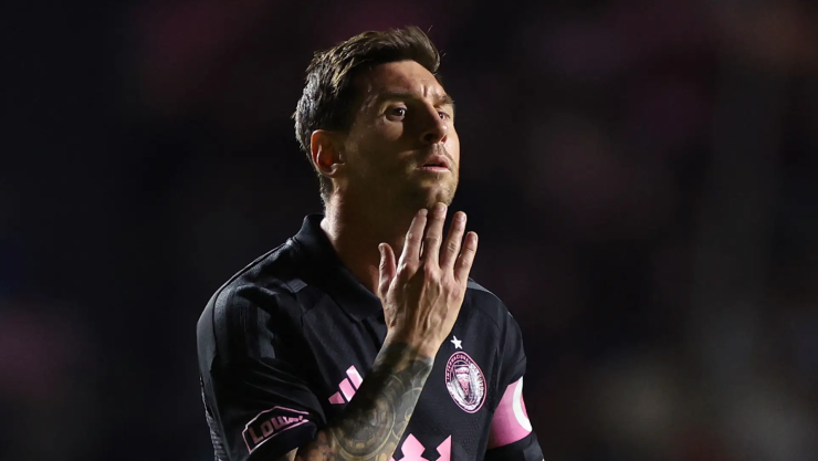 Por qué Messi no le pasa el balón a todos