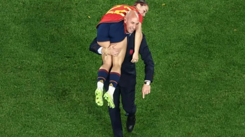 beso-a-jenni-hermoso-escándalos-luis-rubiales-federación-española-de-futbol-cargando-atenea