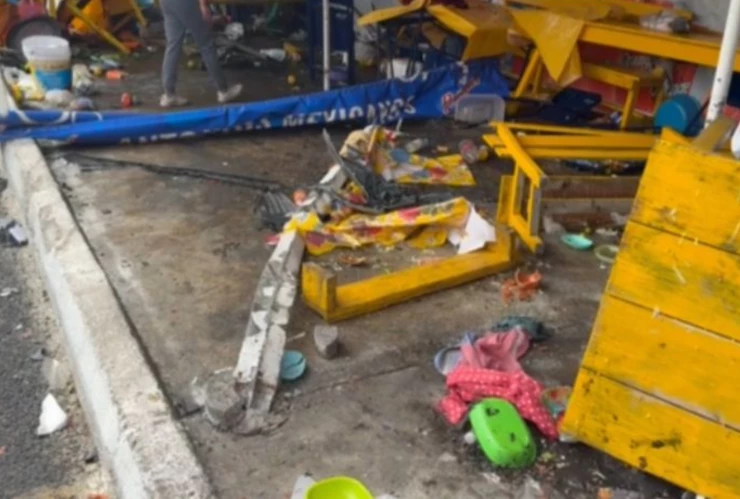 Accidente en la México-Cuernavaca deja cuatro puestos destruidos.