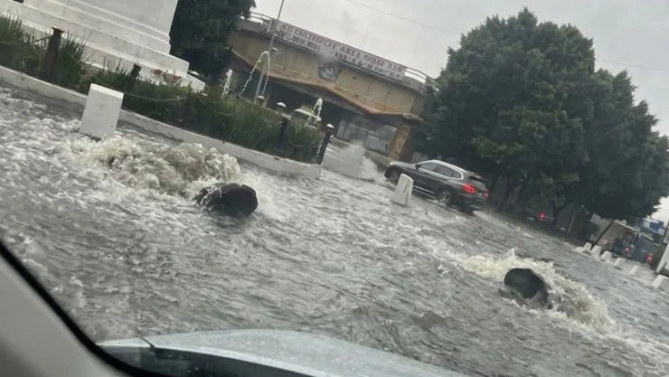 Inundaciones en Avenida Juárez tras lluvia en Puebla