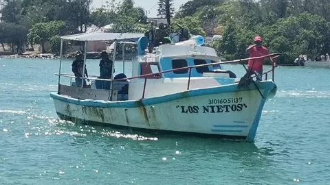 FOTO Semar retiene a embarcaciones en la lucha contra la pesca ilícita en Progreso
