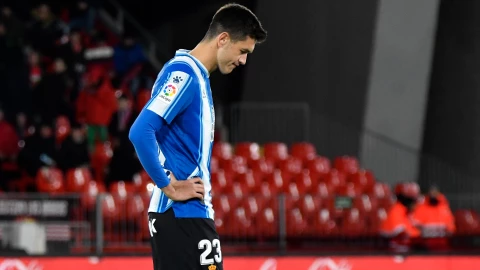 César Montes en un juego con el Espanyol