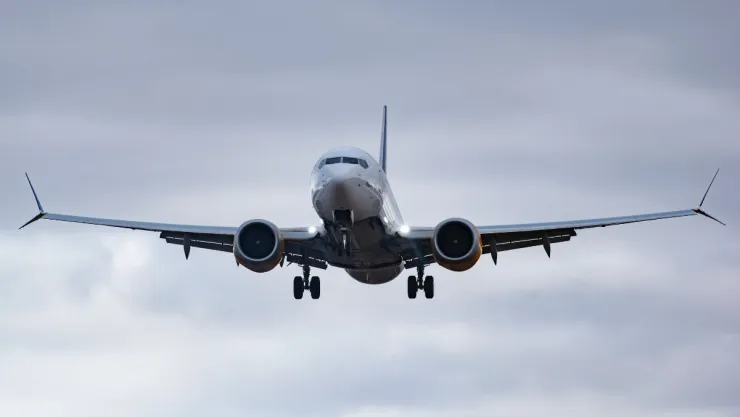 Mujer amenaza con explosivos a familias en avión de pasajeros.