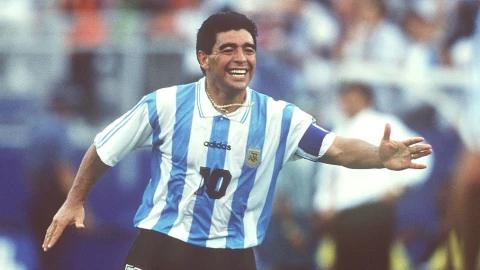 Si muero, quiero volver a nacer y ser Diego: Maradona
