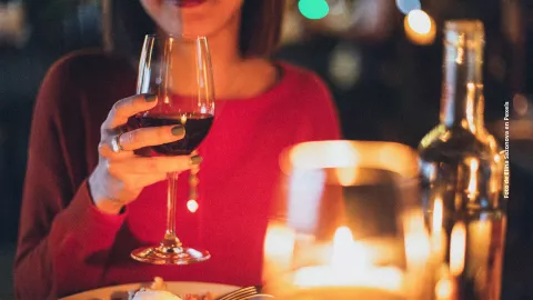 5 trucos para eliminar las manchas de vino de la ropa