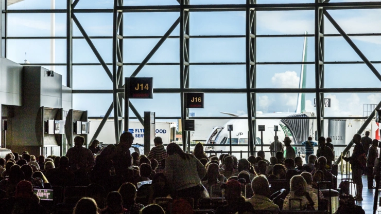 Personas en el Aeropuerto Internacional de Miami