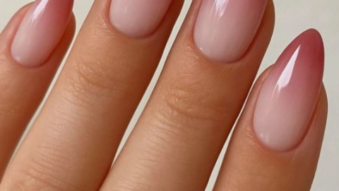 u&ntilde;as color rosa con nude