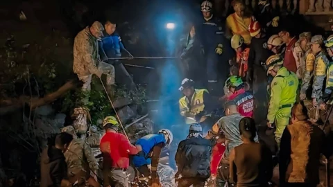 Recuperán tres cuerpos del deslave del cerro Jilotzingo en Estado de México