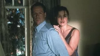 Escena de la película ‘El Sexto Sentido’ (Sixth Sense) con Halley Jeol Osment y Bruce Willis por Azteca 7.